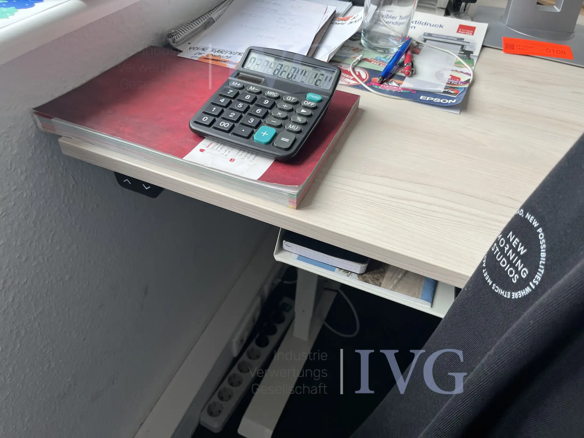 elektrisch höhenverstellbarer Schreibtisch – foto 4 – kavel bij IVG, Emsdetten