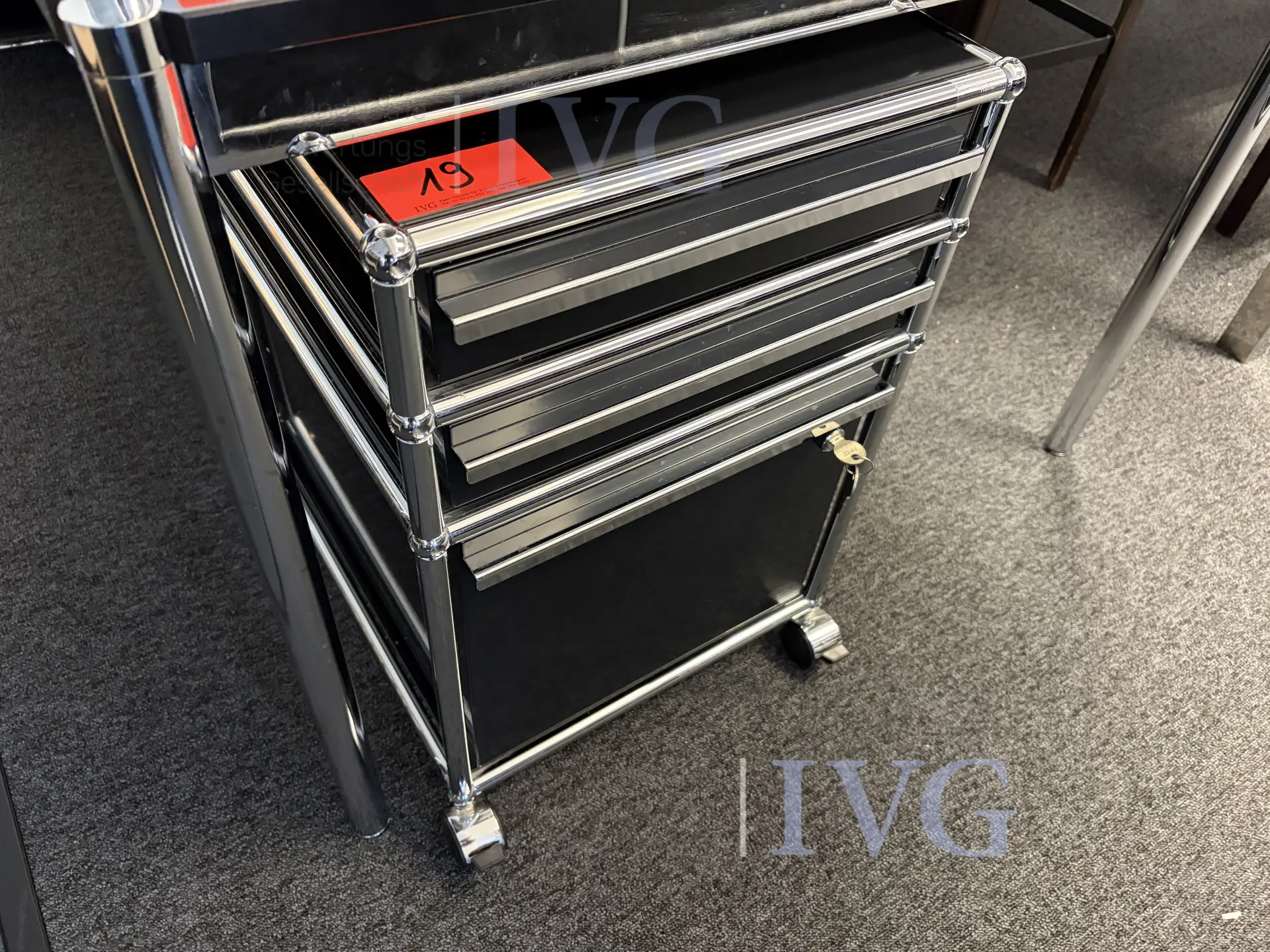 Schreibtisch – foto 2 – kavel bij IVG, Herford