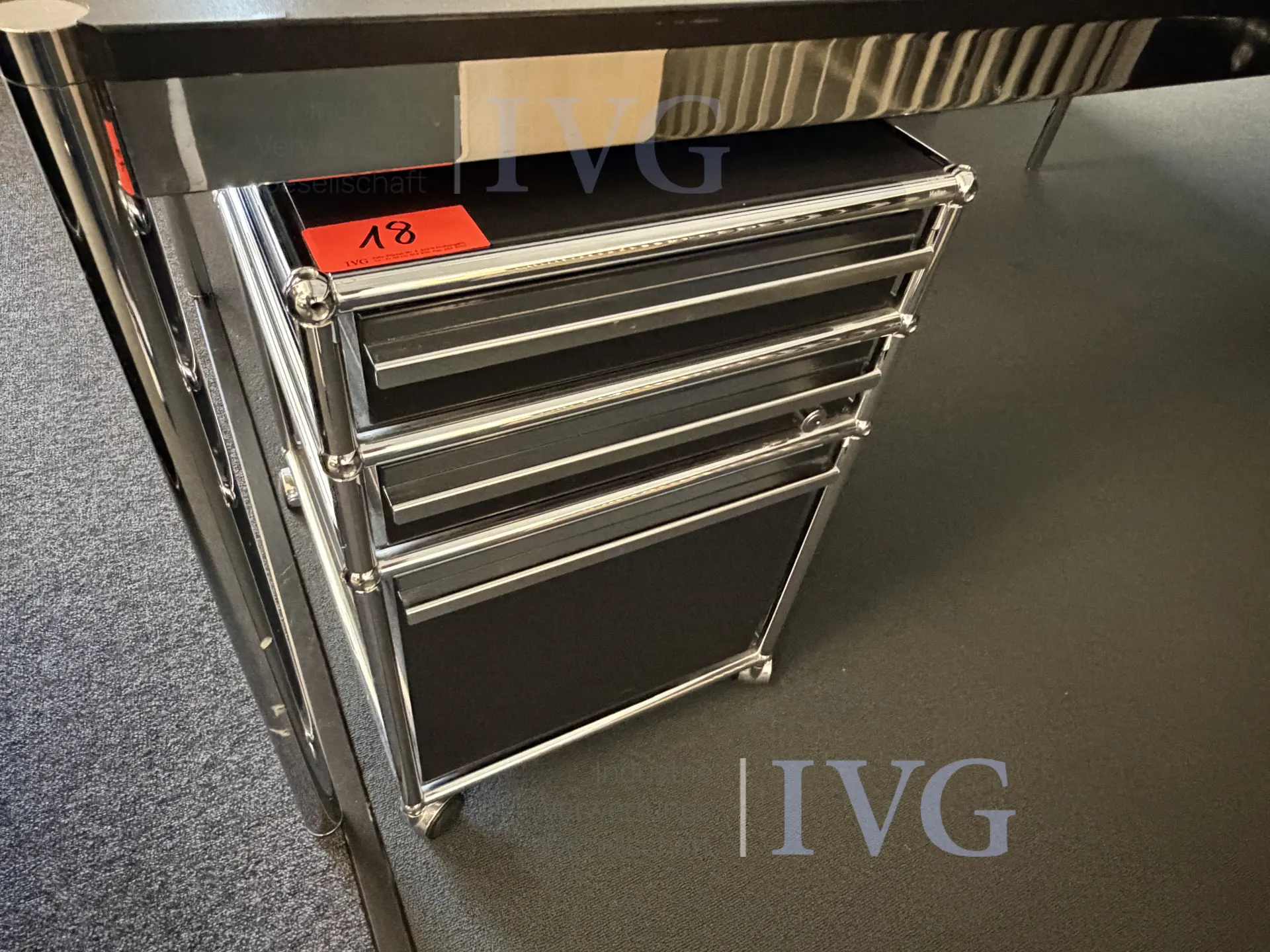 Schreibtisch – foto 2 – kavel bij IVG, Herford