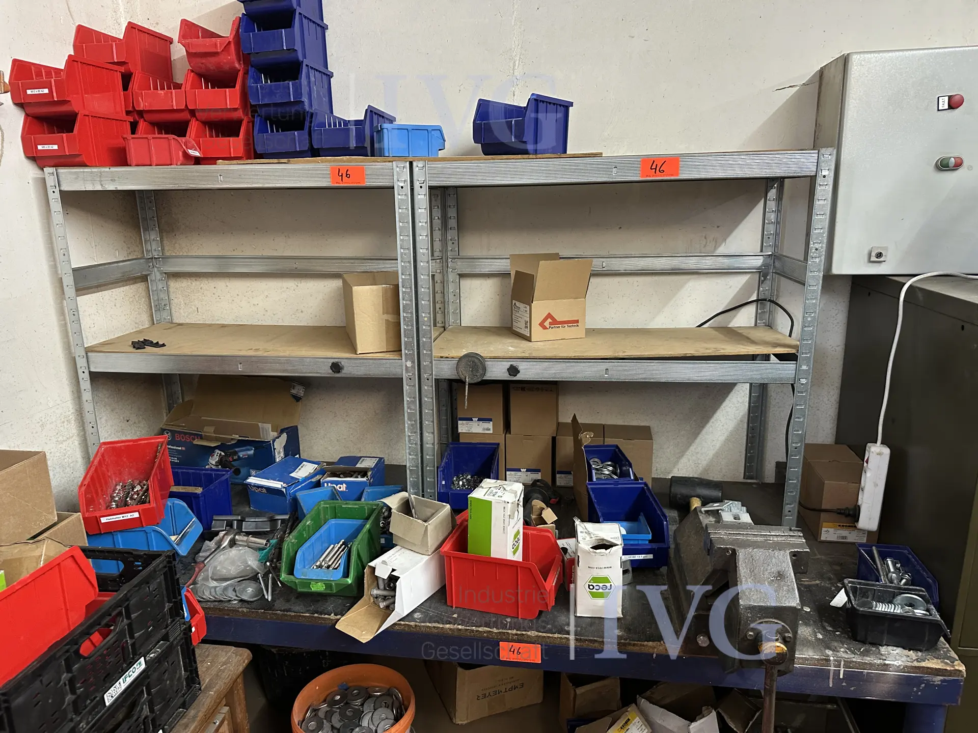 Werkbank (blau) mit 2 Metallregalen – foto 7 – kavel bij IVG, Bautzen