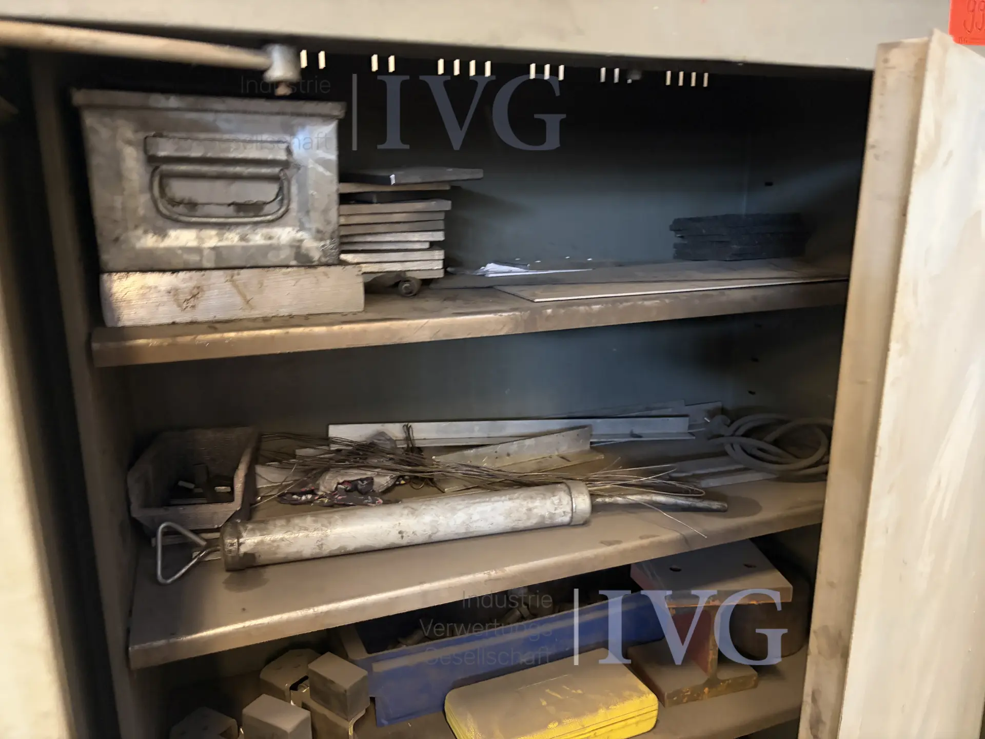 Stalen kast – foto 2 – kavel bij IVG, Bautzen