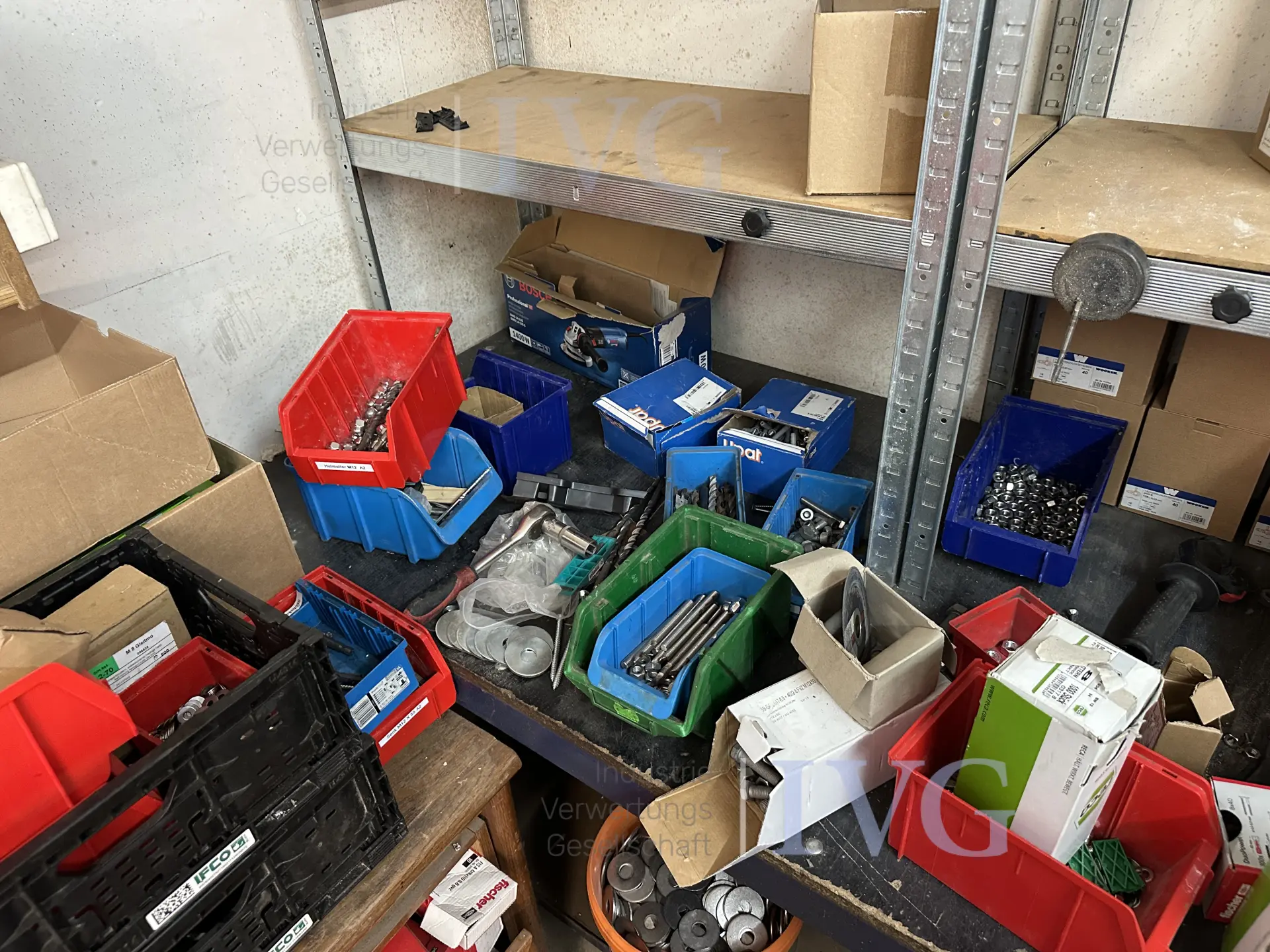 Werkbank (blau) mit 2 Metallregalen – foto 4 – kavel bij IVG, Bautzen