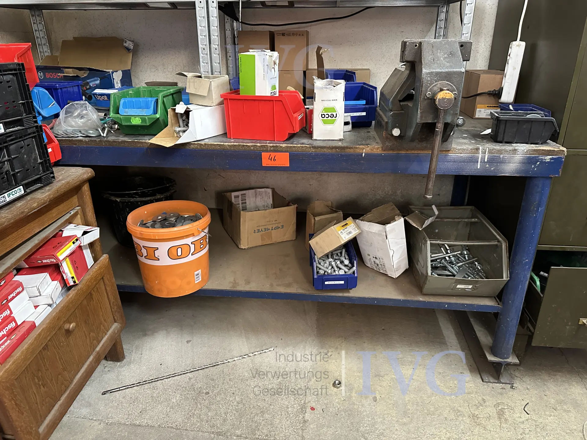 Werkbank (blau) mit 2 Metallregalen – foto 5 – kavel bij IVG, Bautzen