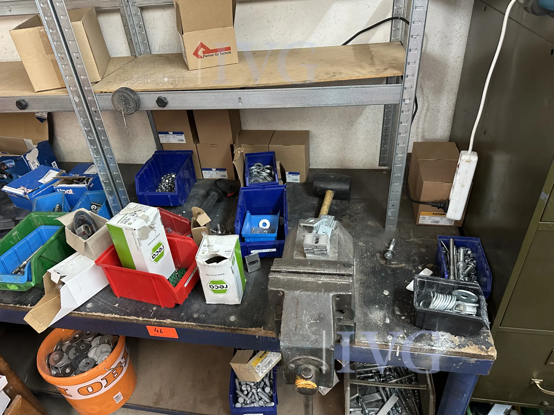 Werkbank (blau) mit 2 Metallregalen – foto 3 – kavel bij IVG, Bautzen