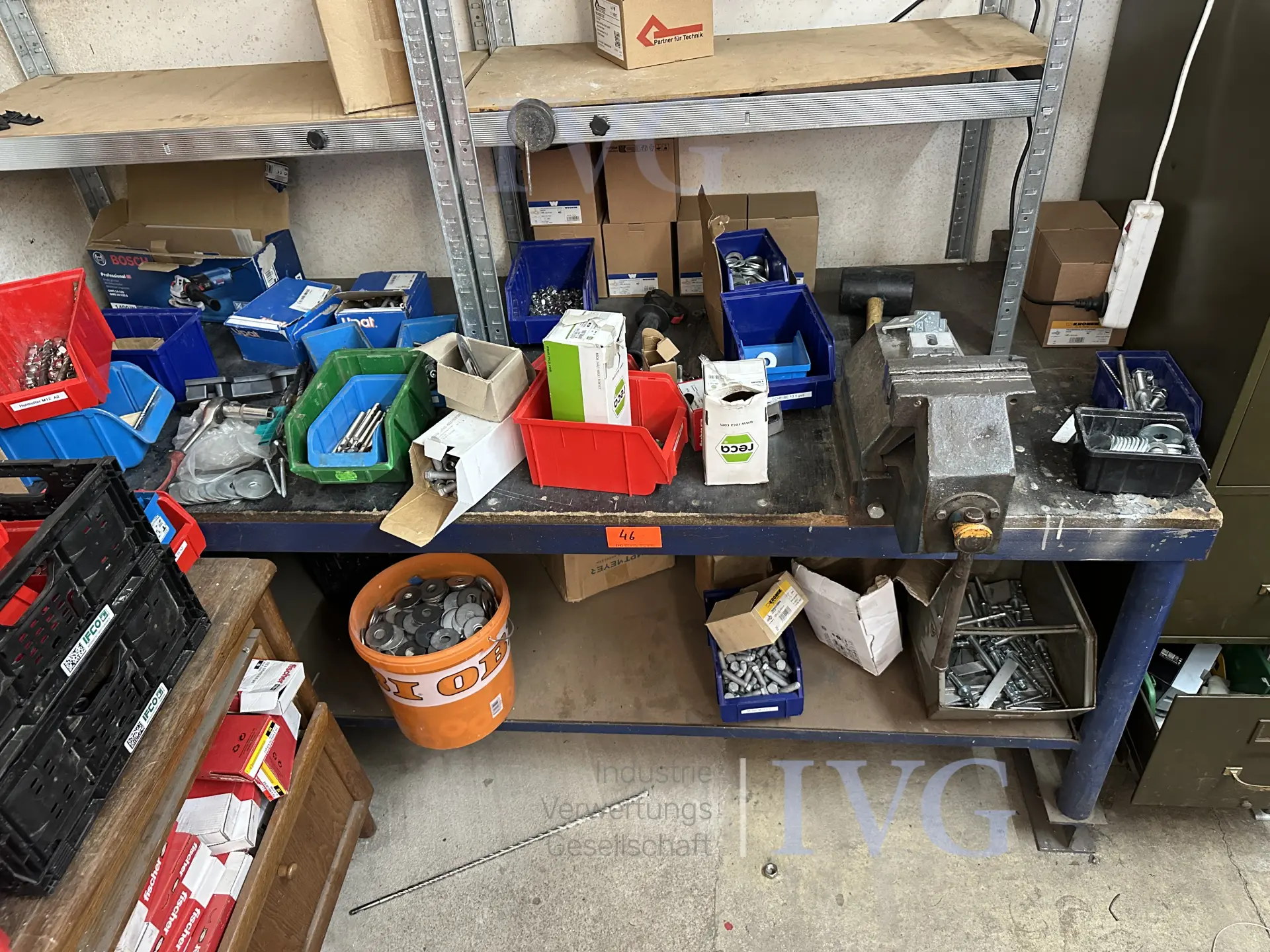 Werkbank (blau) mit 2 Metallregalen – foto 2 – kavel bij IVG, Bautzen