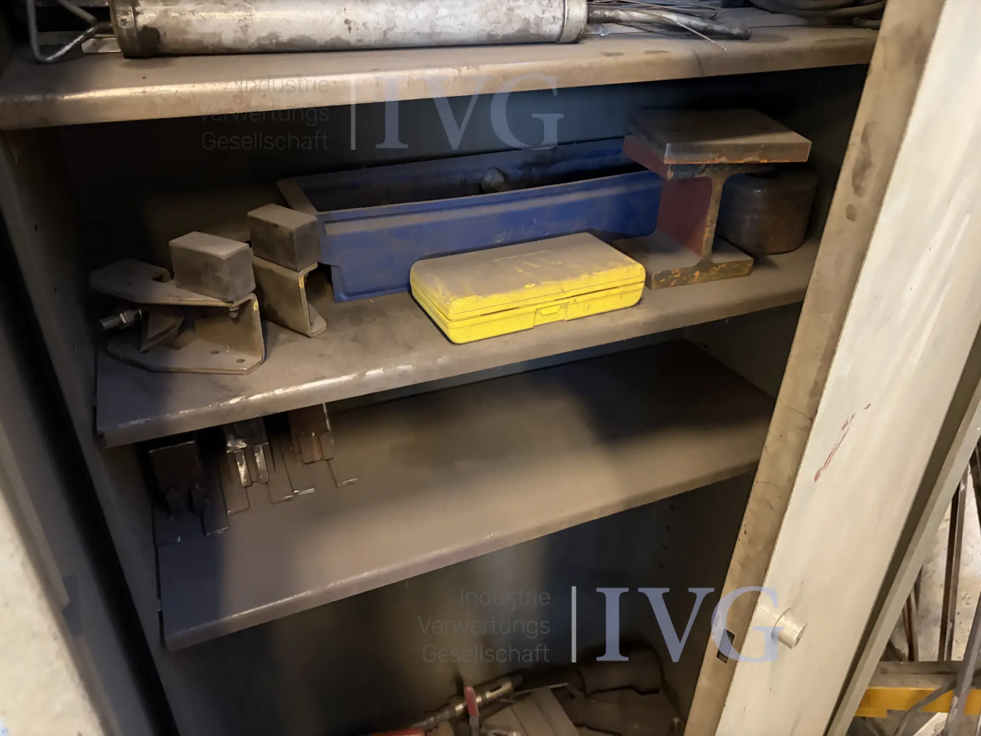 Stalen kast – foto 3 – kavel bij IVG, Bautzen