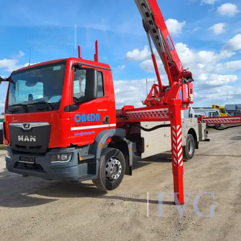 Самоходная рабочая машина. Мобильный кран MAN TRUCK & BUS TGM.