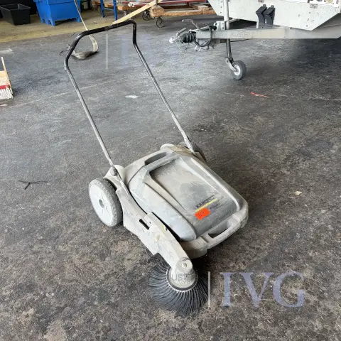 Mitgeh-Kehrmaschine KÄRCHER Professional KM 70/15 C
