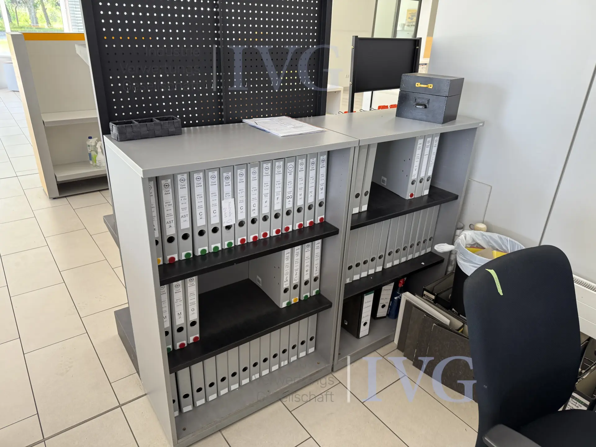 Schreibtisch (grau) – foto 3 – kavel bij IVG, Wilhelmshaven