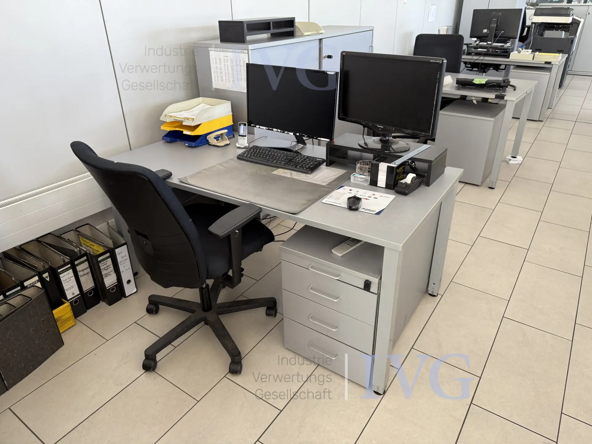 Schreibtisch (grau) – foto 2 – kavel bij IVG, Wilhelmshaven