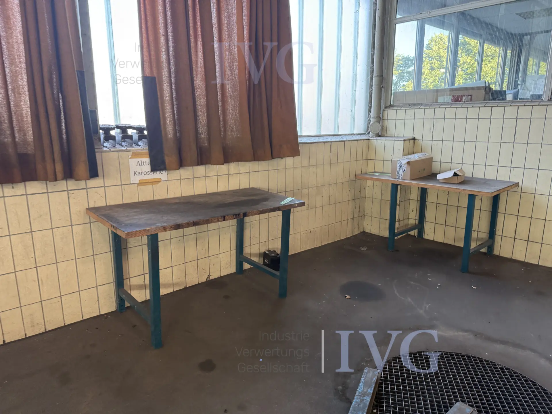 Werktafels – foto 2 – kavel bij IVG, Wilhelmshaven
