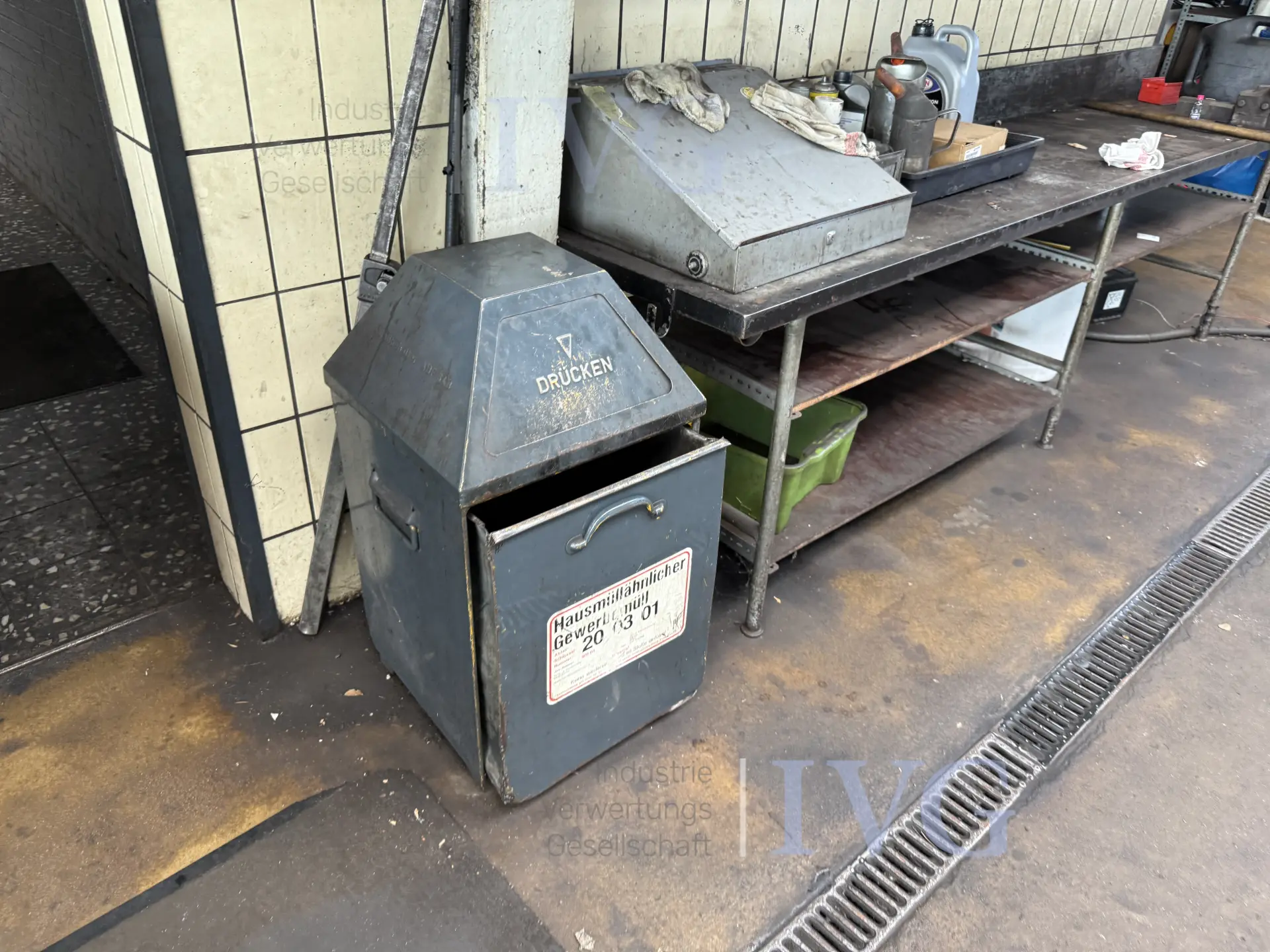 afvalbak – foto 2 – kavel bij IVG, Wilhelmshaven