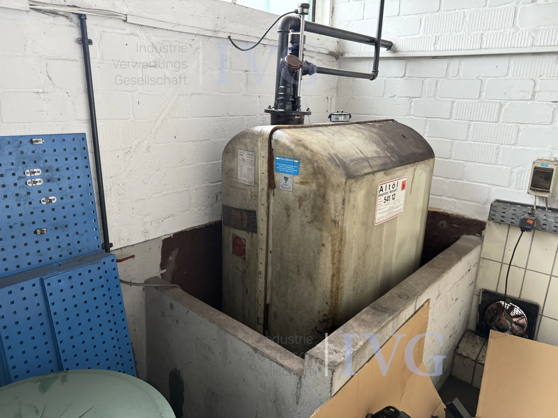 Kunststofcontainer voor afgewerkte olie CHEMOWERK – foto 2 – kavel bij IVG, Wilhelmshaven