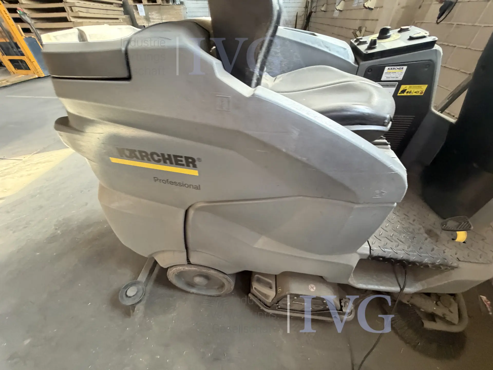 Aufsitzkehrmaschine KÄRCHER Professional B150R – foto 7 – kavel bij IVG, Rödinghausen