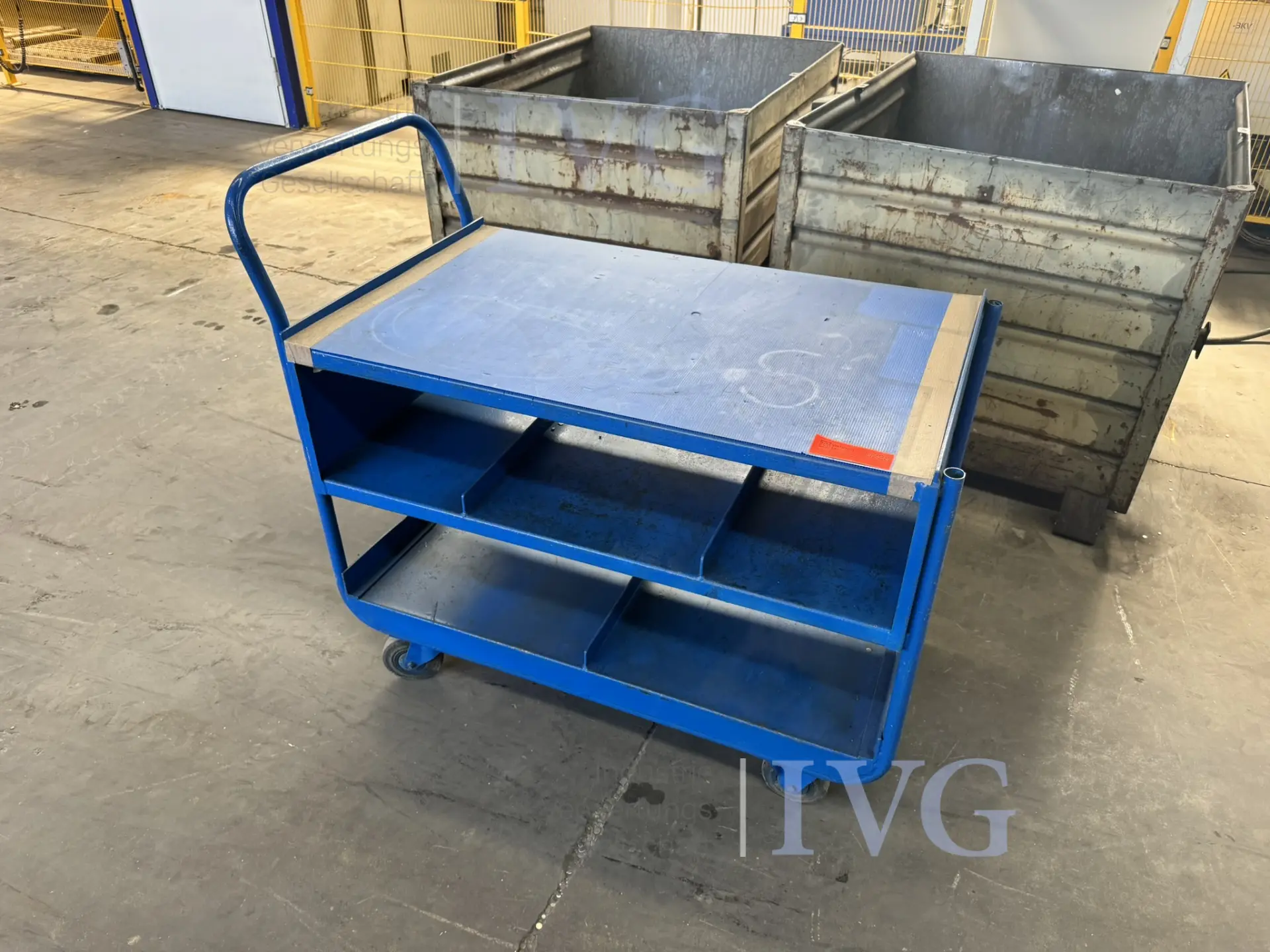 Etagenrollwagen (blau) – kavel bij IVG, Gaimersheim