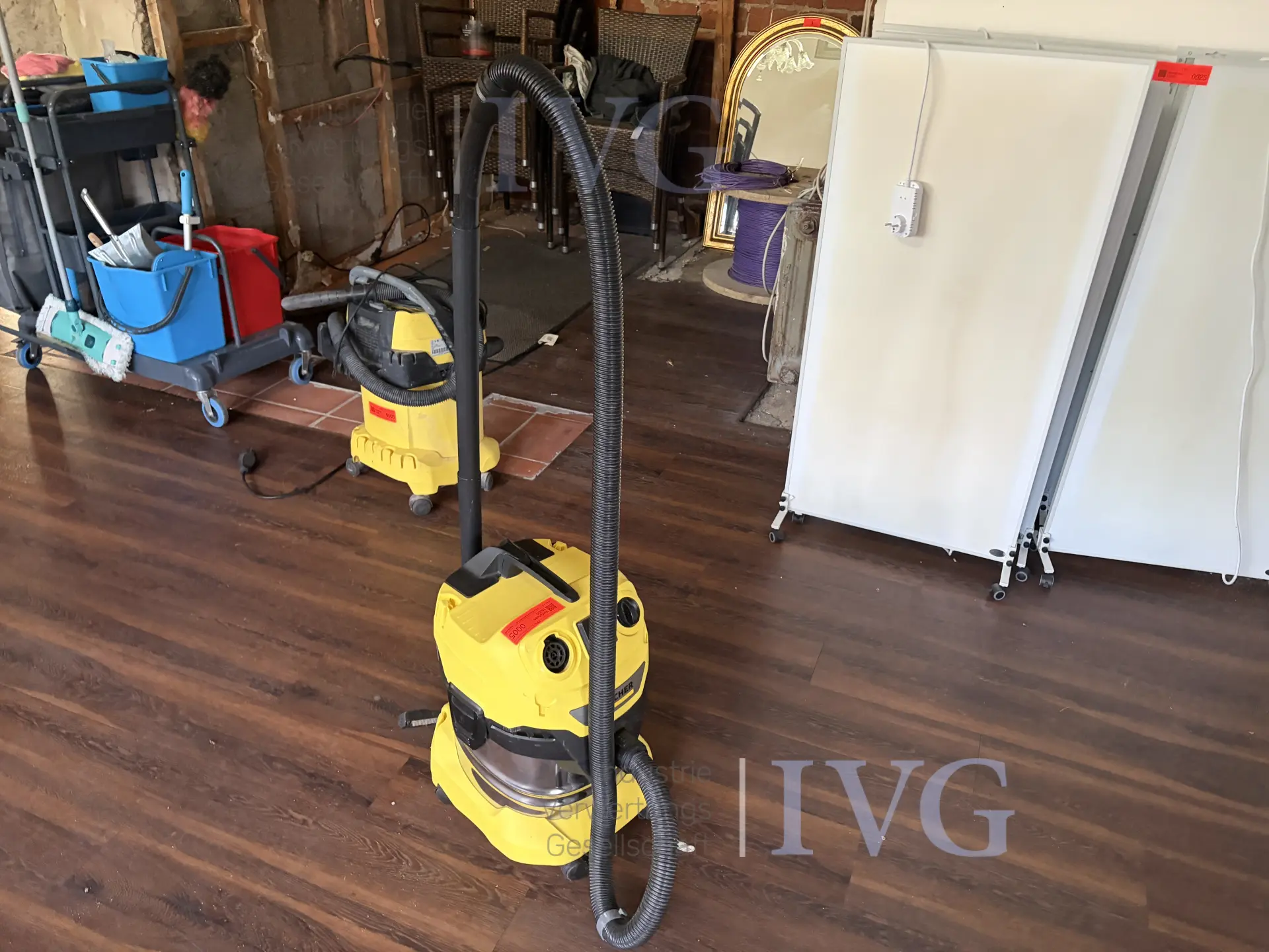 Industriesauger KÄRCHER WD 4 P S – foto 4 – kavel bij IVG, Bad Salzuflen