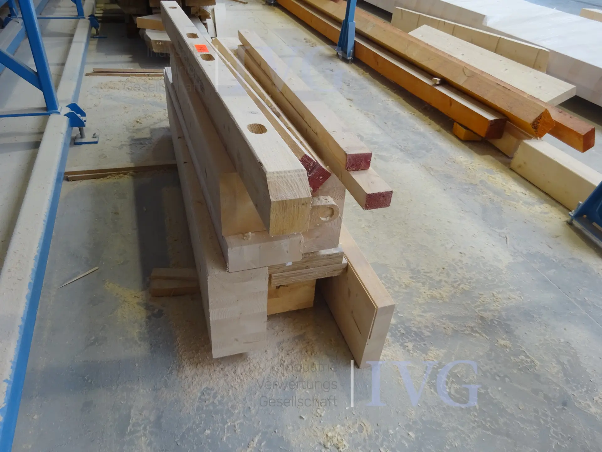Post: stukken hout – foto 2 – kavel bij IVG, Seulingen