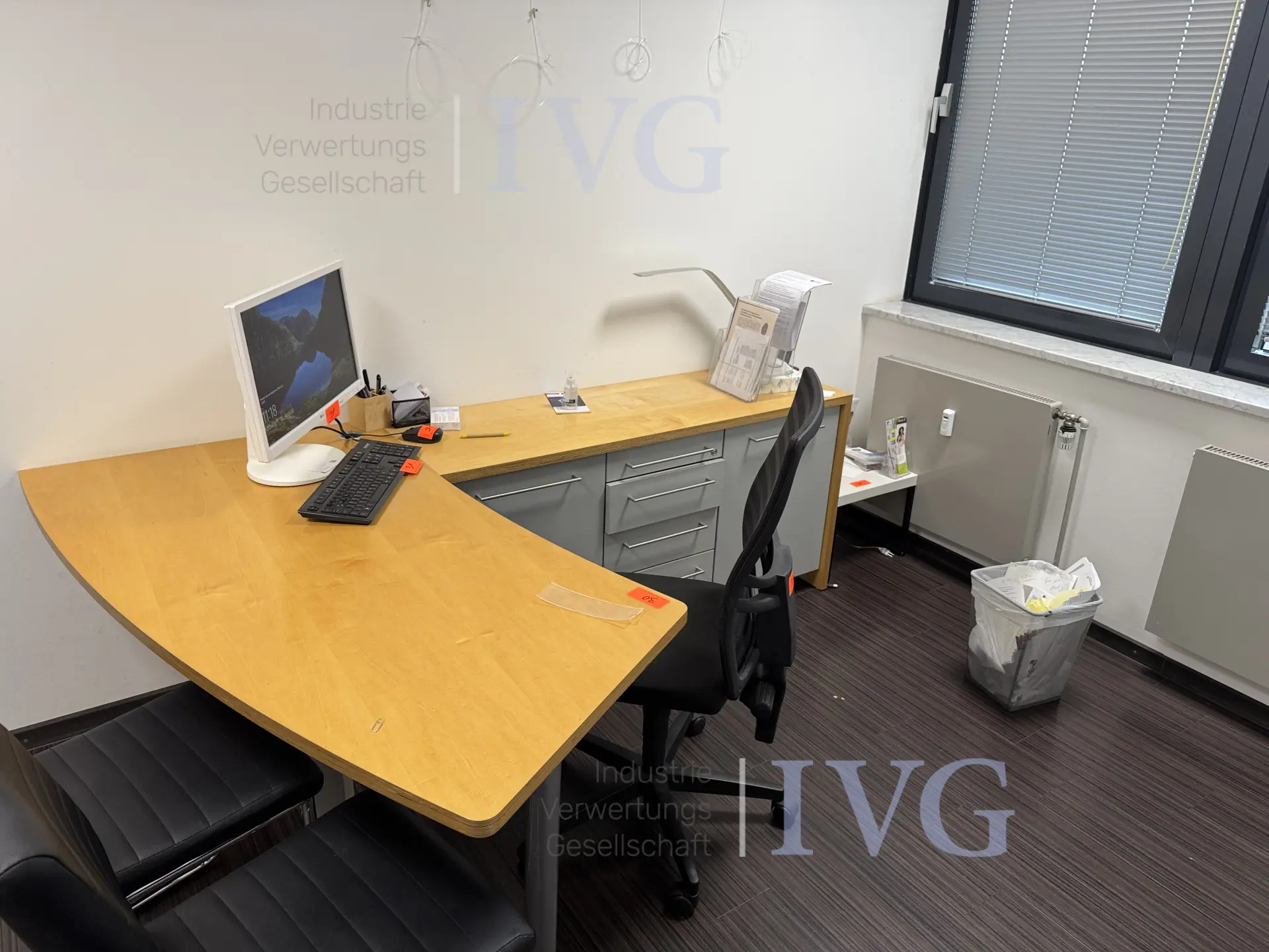 Hoekcombinatie voor op het bureau – foto 2 – kavel bij IVG, Düsseldorf
