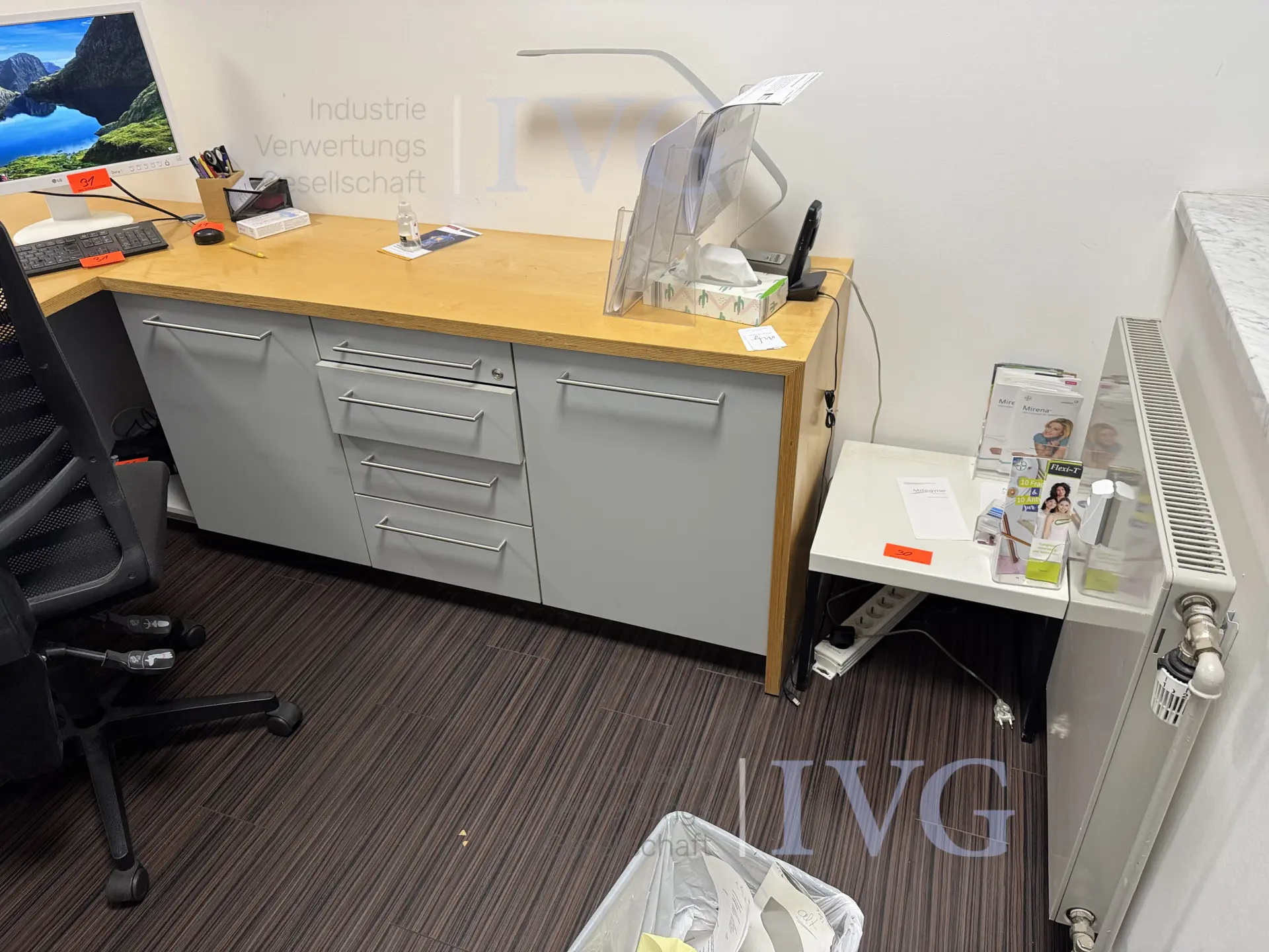 Hoekcombinatie voor op het bureau – foto 3 – kavel bij IVG, Düsseldorf