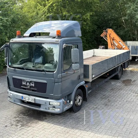 MAN TGL 12.250 truck with loading crane and trailer