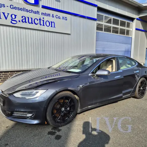 Schräghecklimousine TESLA Model S