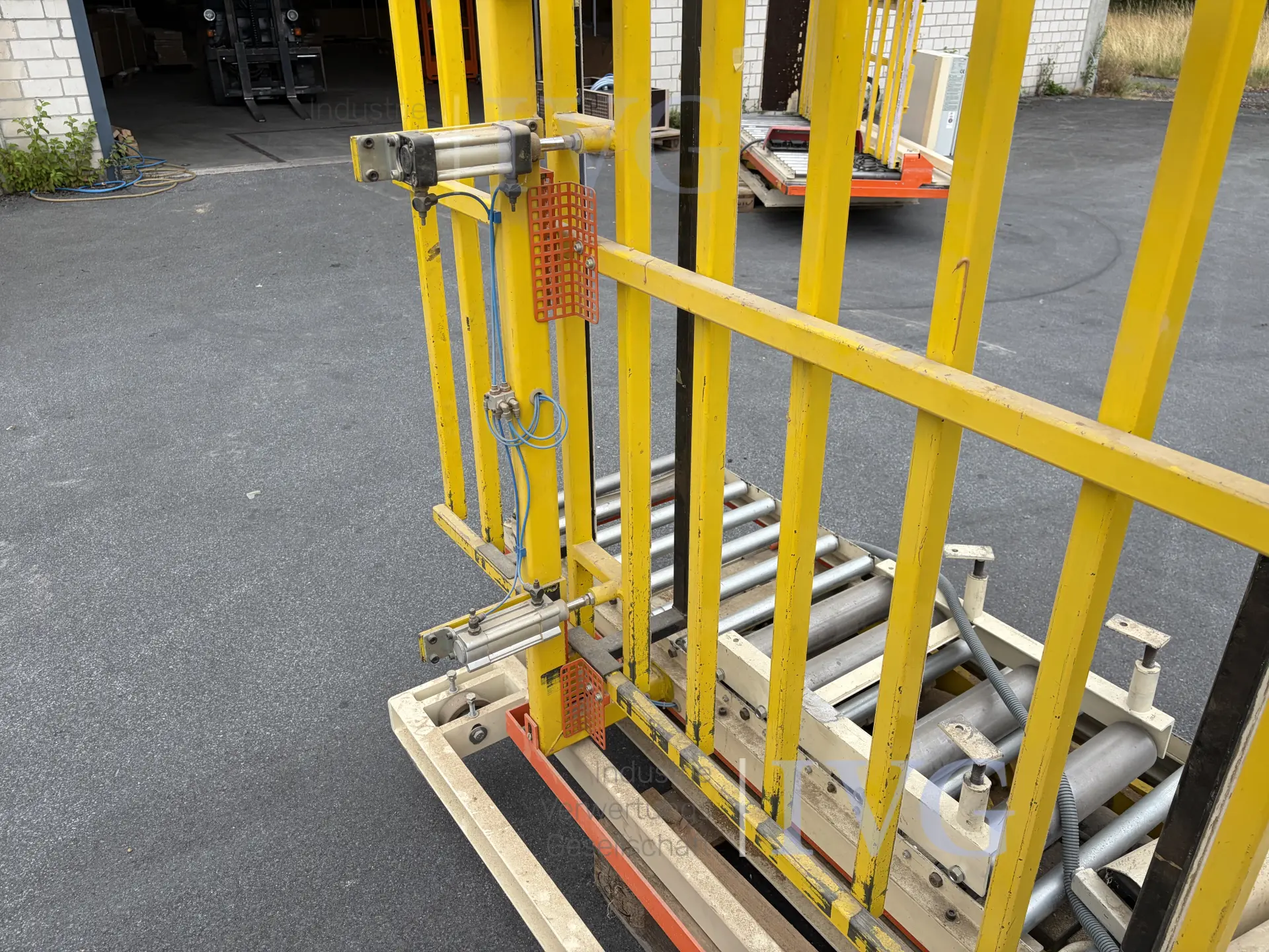 Heftafel met schaarmechanisme en stootrand – foto 14 – kavel bij IVG, Salzkotten-Mantinghausen