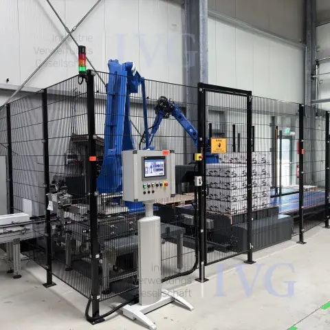 Robot cell for can/cardboard stacking system on pallet THULL