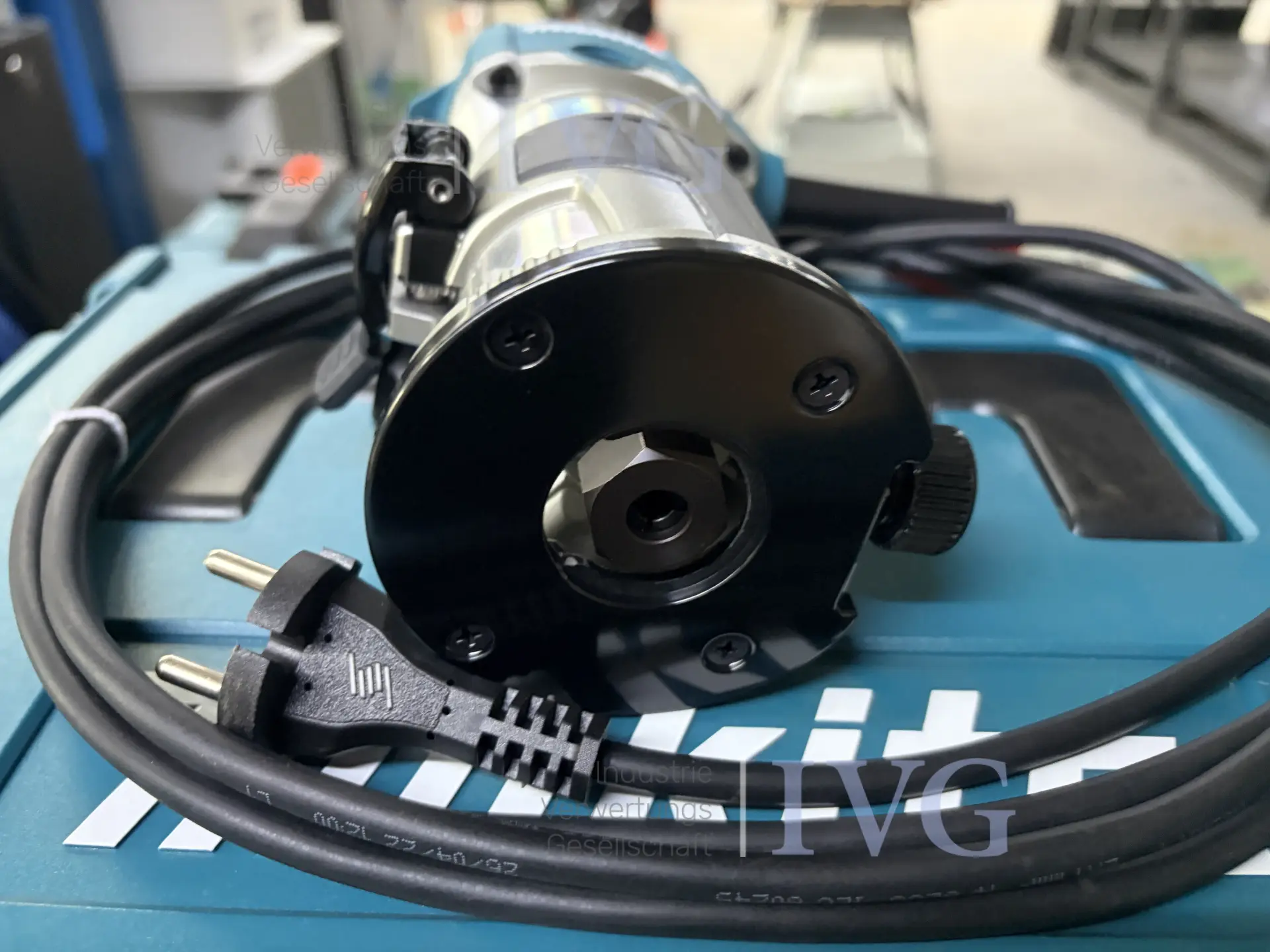 Oberfräse MAKITA RT0702C – foto 5 – kavel bij IVG, Bielefeld