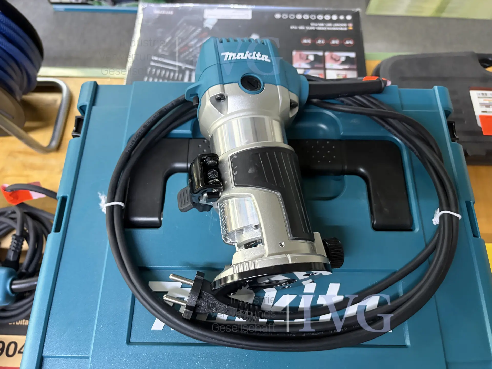 Oberfräse MAKITA RT0702C – foto 4 – kavel bij IVG, Bielefeld