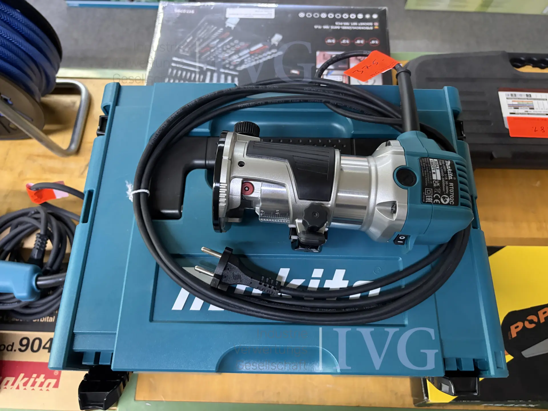 Oberfräse MAKITA RT0702C – foto 2 – kavel bij IVG, Bielefeld