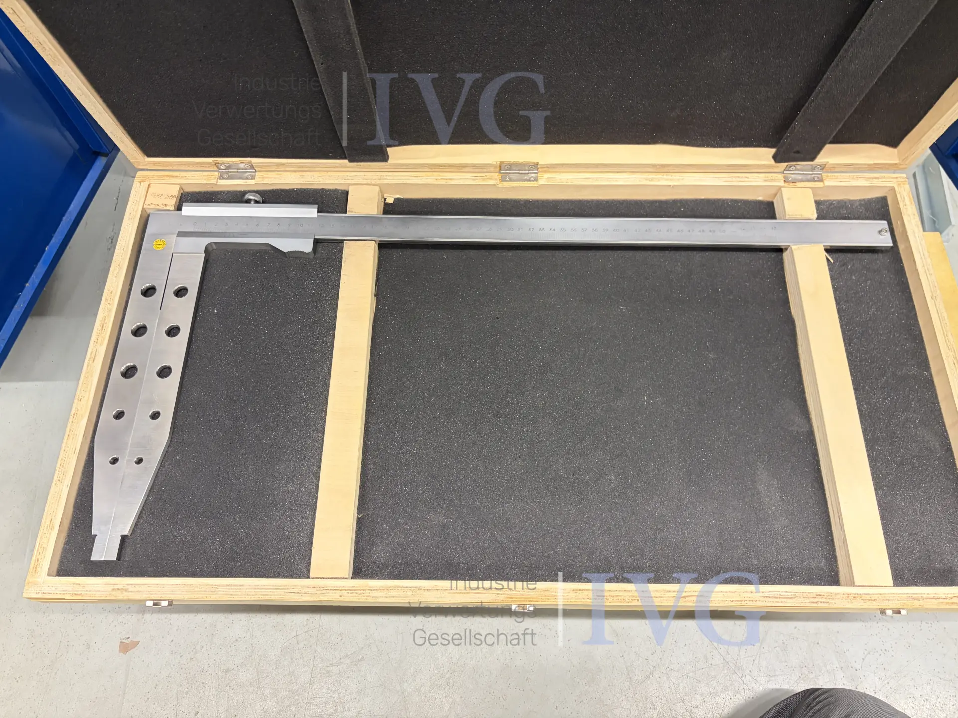 Schrank mit Messmittel FLUKE - HOLEX MegOhmMeter 1550B – foto 22 – kavel bij IVG, Luckenwalde