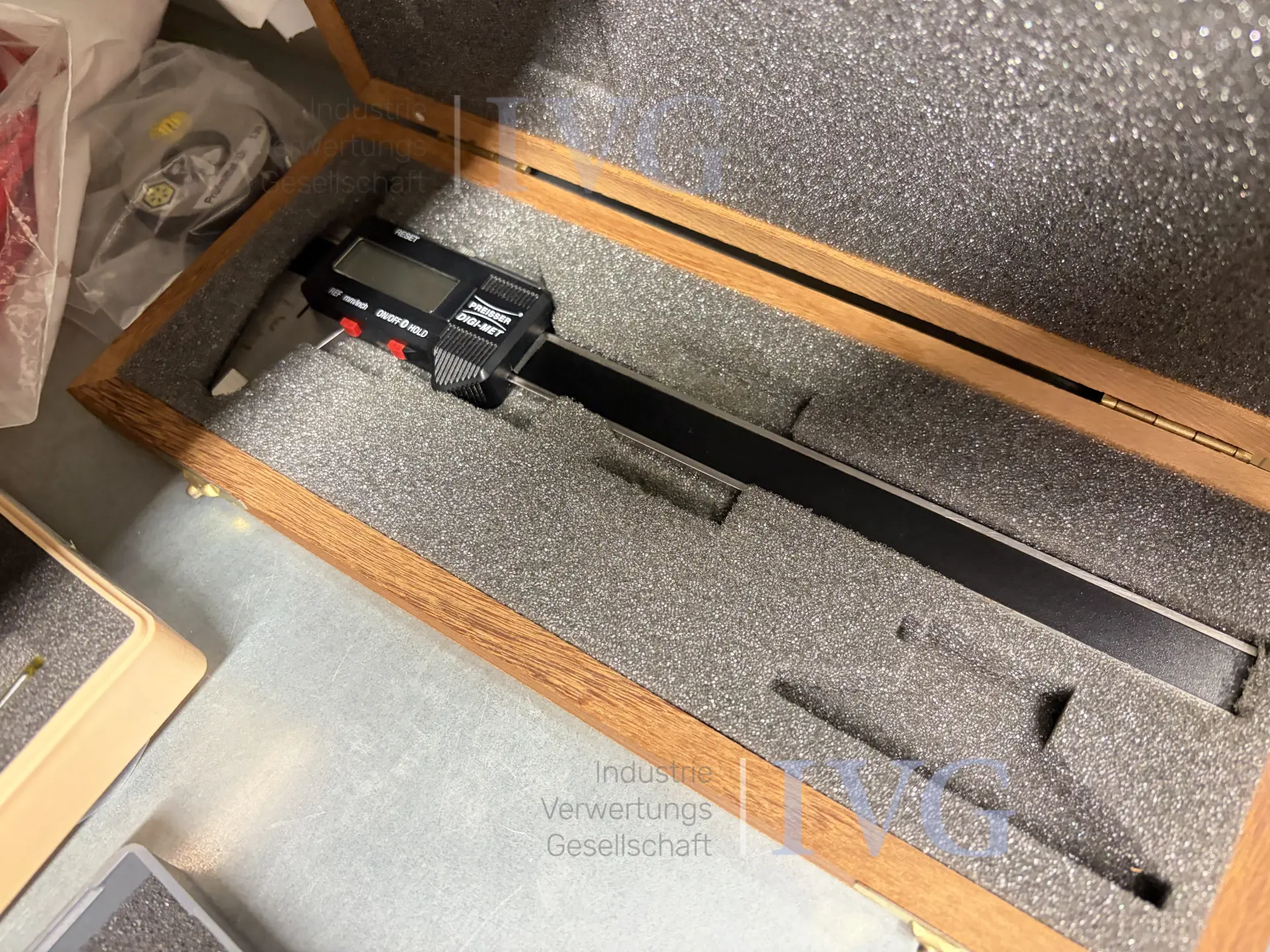 Schrank mit Messmittel FLUKE - HOLEX MegOhmMeter 1550B – foto 13 – kavel bij IVG, Luckenwalde