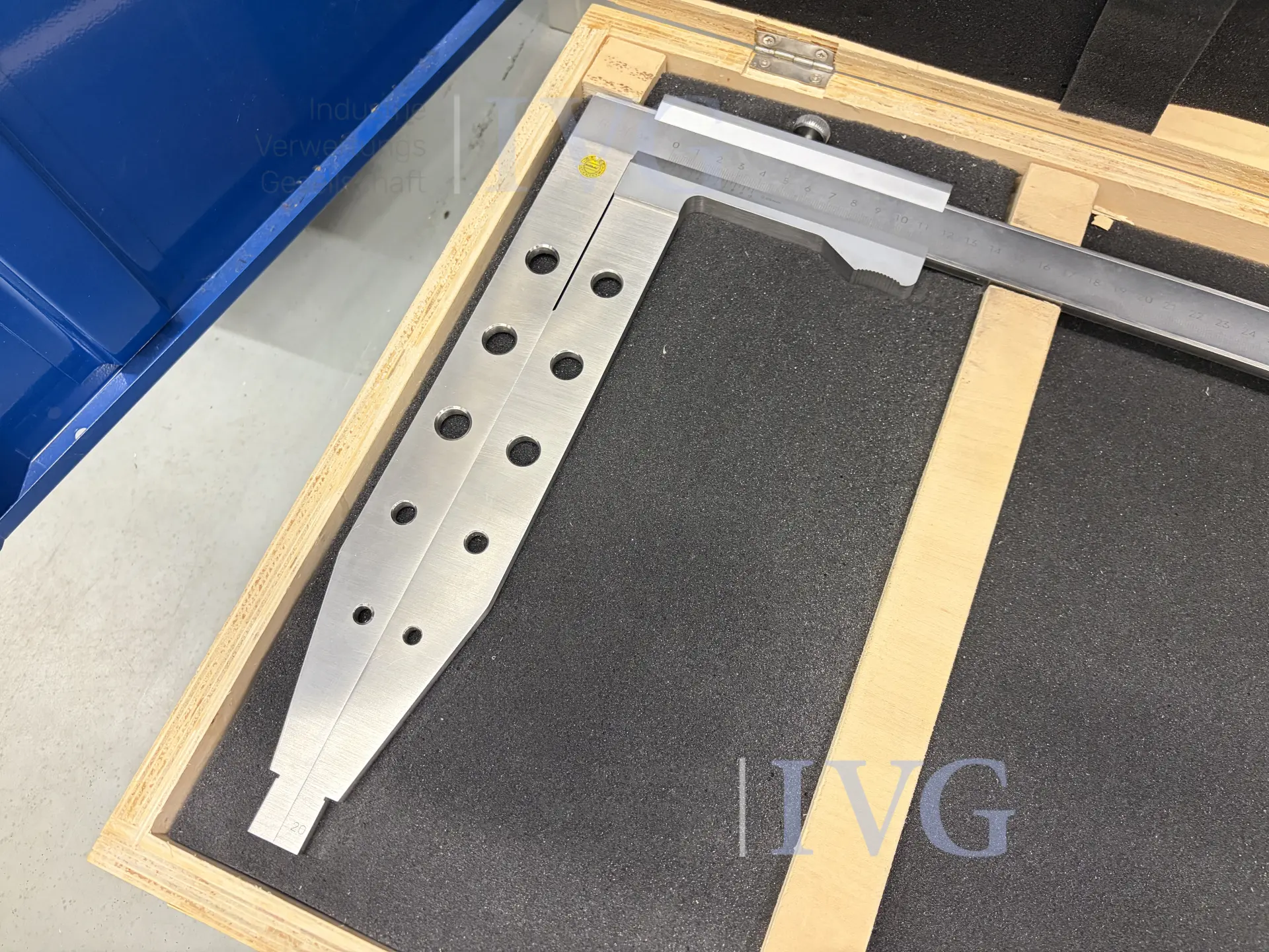 Schrank mit Messmittel FLUKE - HOLEX MegOhmMeter 1550B – foto 23 – kavel bij IVG, Luckenwalde