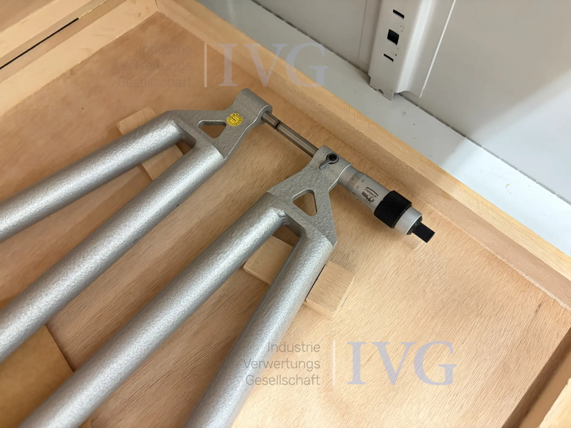 Schrank mit Messmittel FLUKE - HOLEX MegOhmMeter 1550B – foto 26 – kavel bij IVG, Luckenwalde
