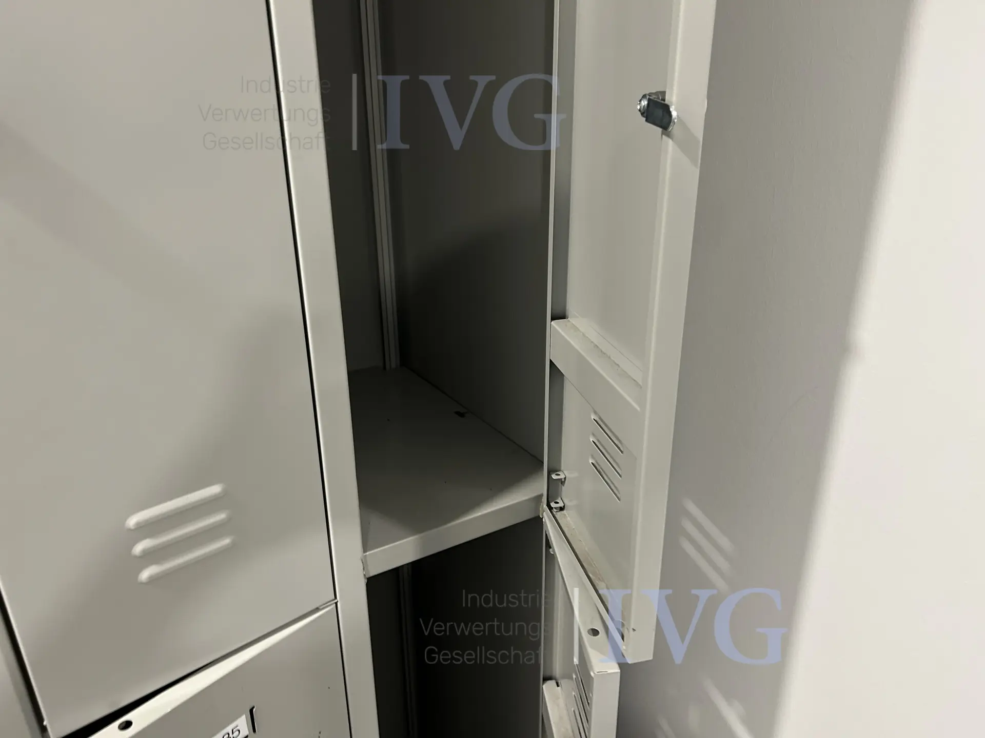 Stalen kluisjes met 4/8 deuren – foto 4 – kavel bij IVG, Oyten