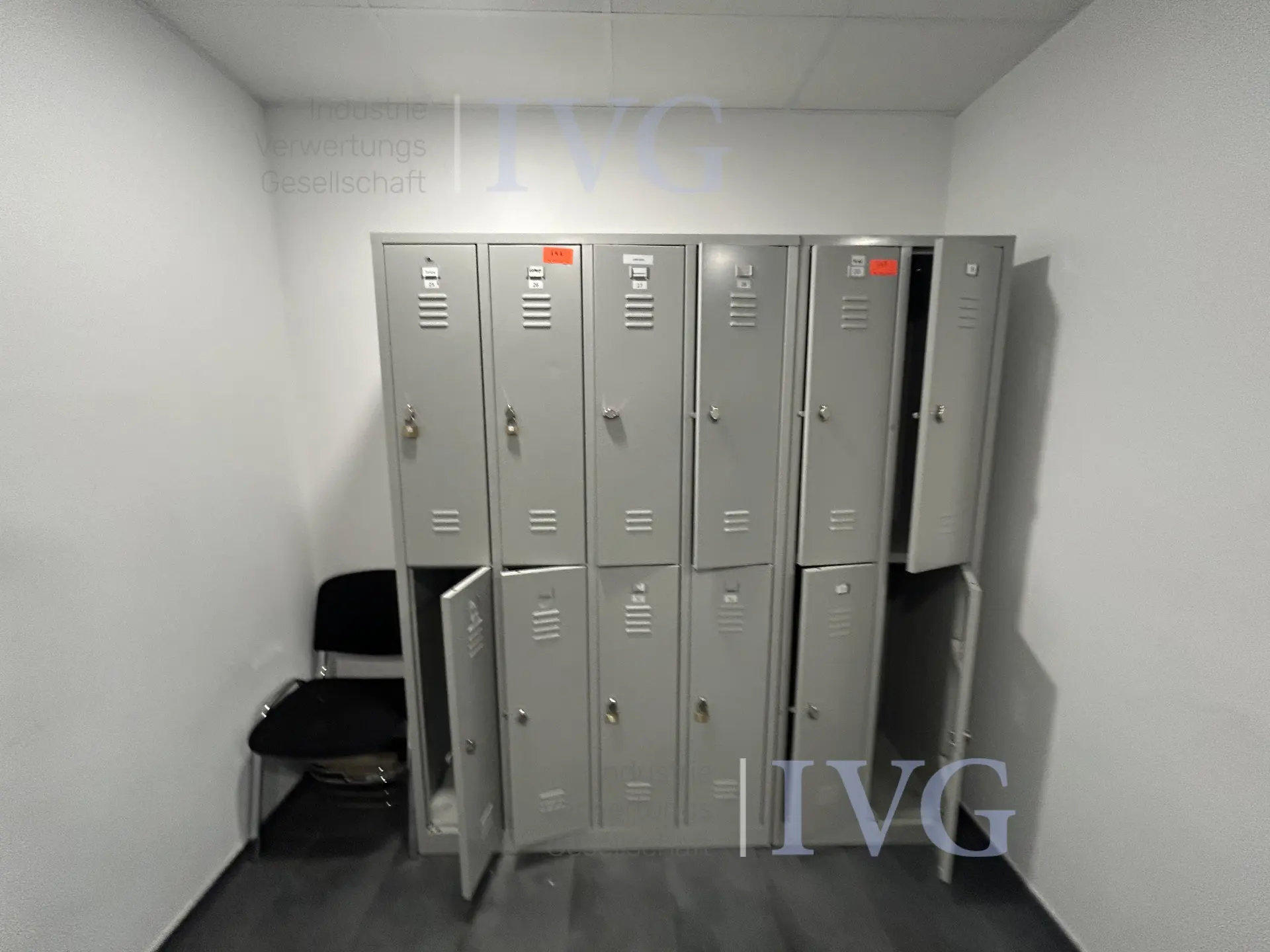 Stalen kluisjes met 4/8 deuren – foto 2 – kavel bij IVG, Oyten