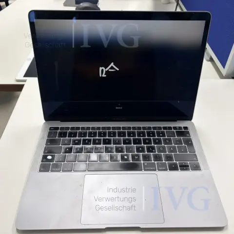 Sammlung hochwertiger Markenuhren und Apple-Geräte