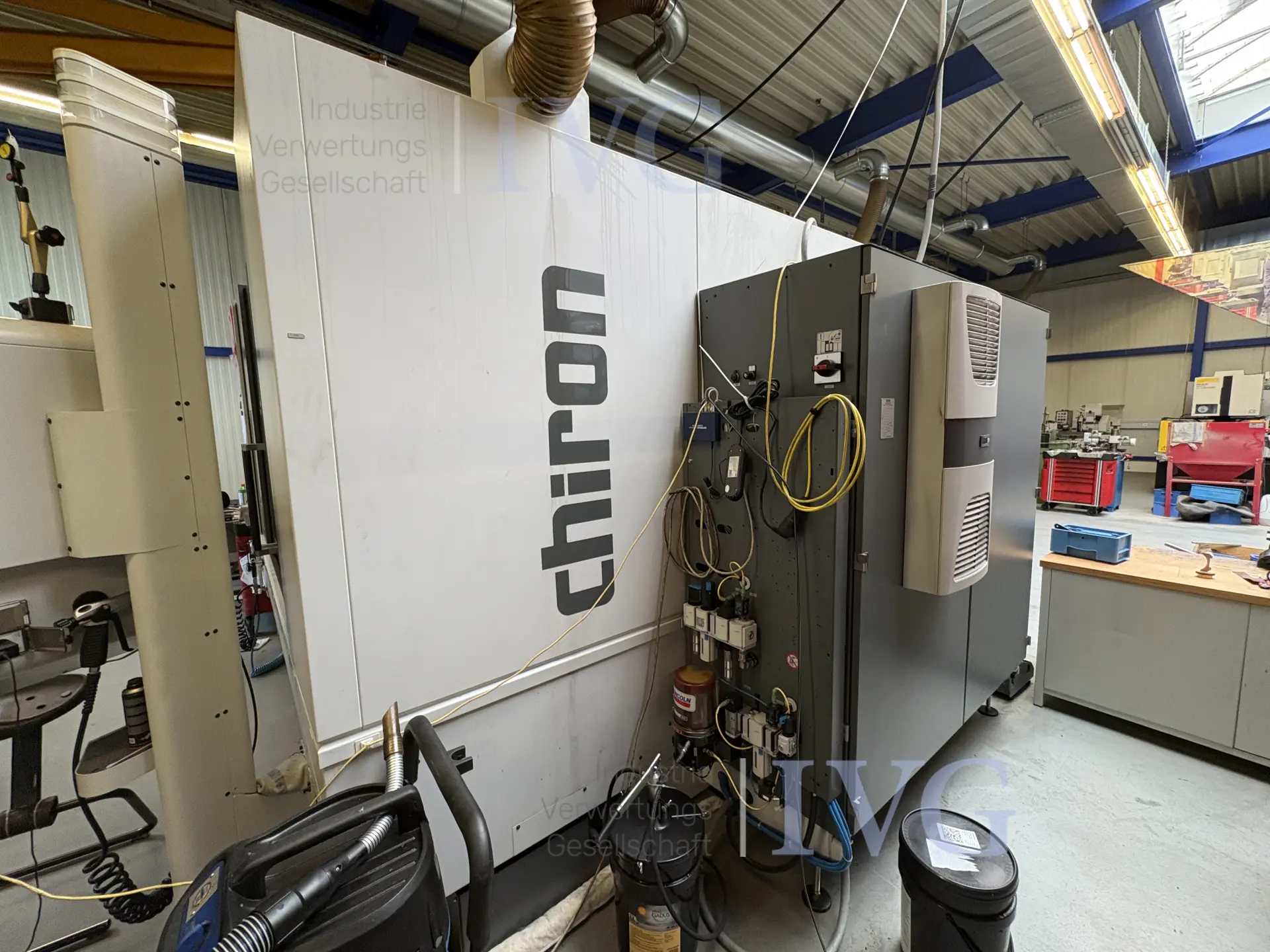 Vertikales CNC-Fertigungszentrum CHIRON MILL 2000 five axis – foto 4 – kavel bij IVG, Weihingen