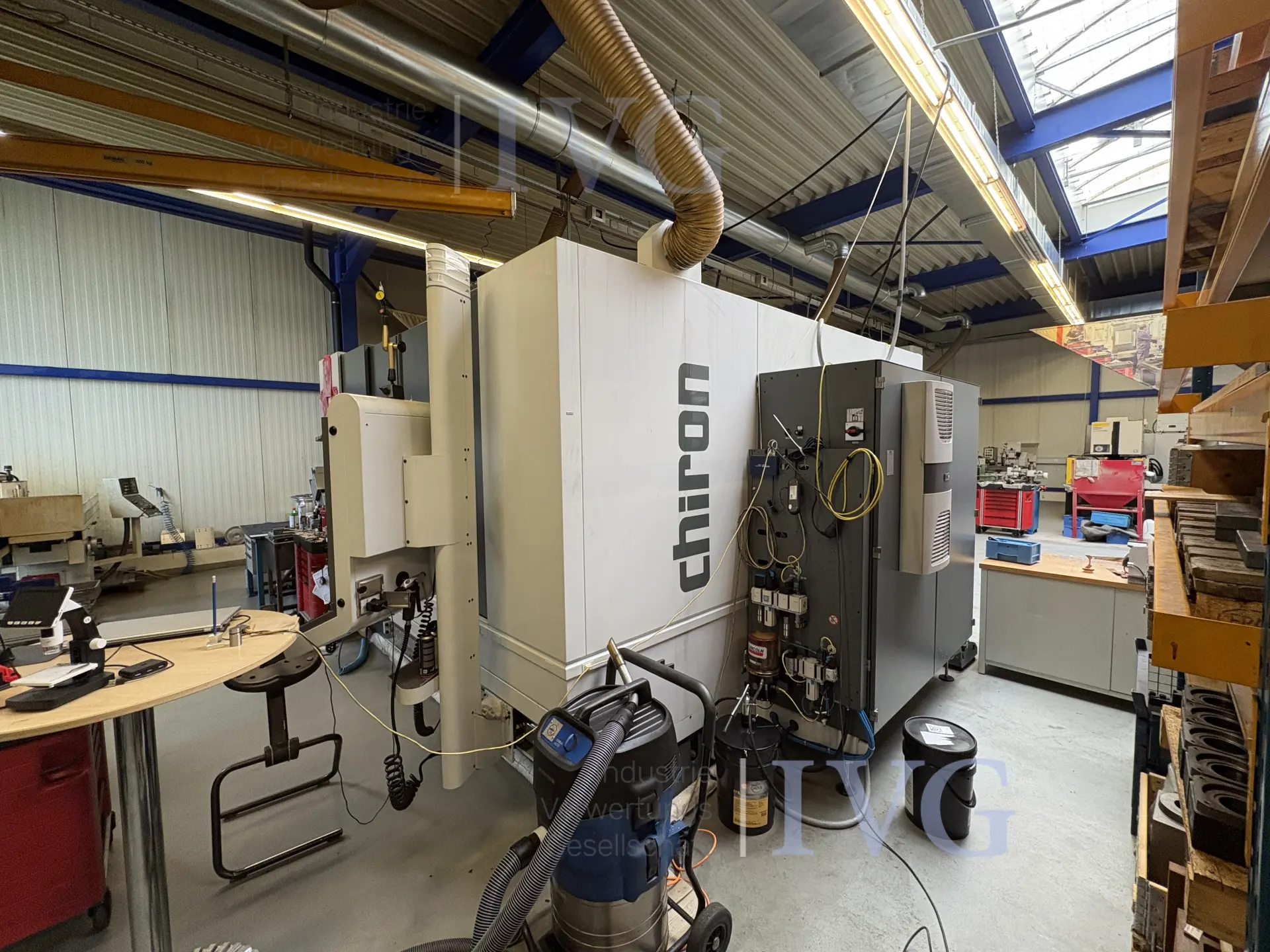 Vertikales CNC-Fertigungszentrum CHIRON MILL 2000 five axis – foto 3 – kavel bij IVG, Weihingen