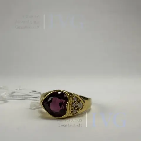 Ring mit Herzförmigen Farbstein (750 GG)