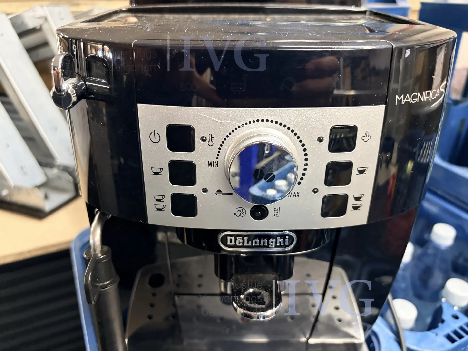 Volledig automatische koffiemachine DELONGHI Magnifica S – foto 4 – kavel bij IVG, Neunkirchen-Seelscheid