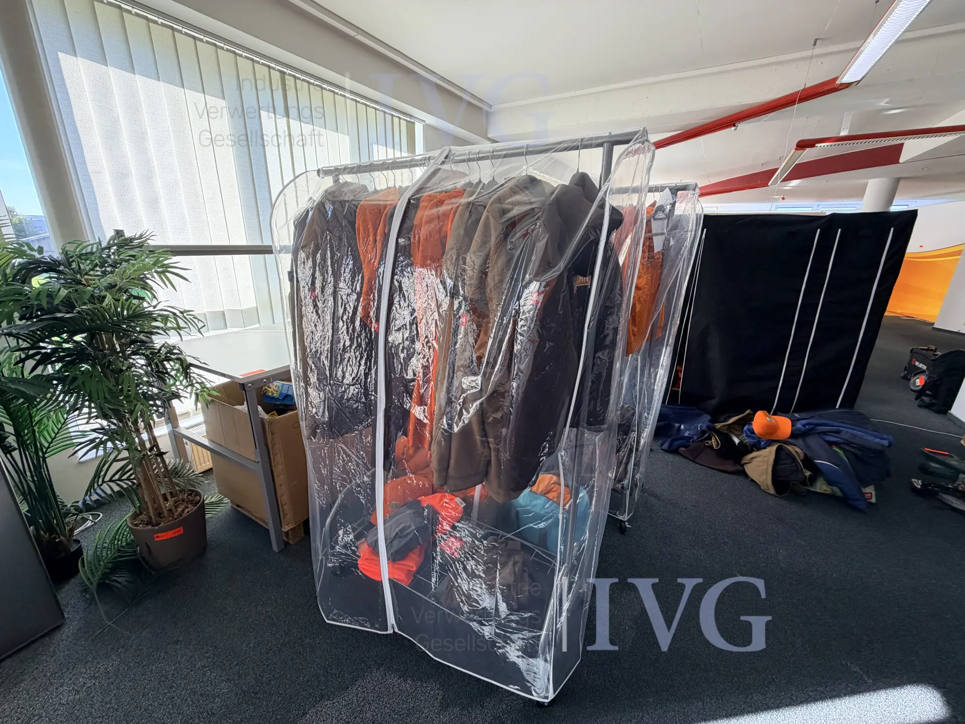 Bestand Arbeitskleidung (gebrandet) – foto 2 – kavel bij IVG, Neunkirchen-Seelscheid