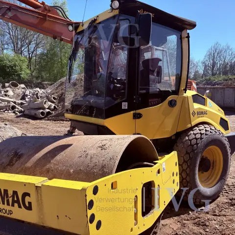 Walze BOMAG BW 177 D-5 und Mini-Bagger HITACHI ZX19-6 CR