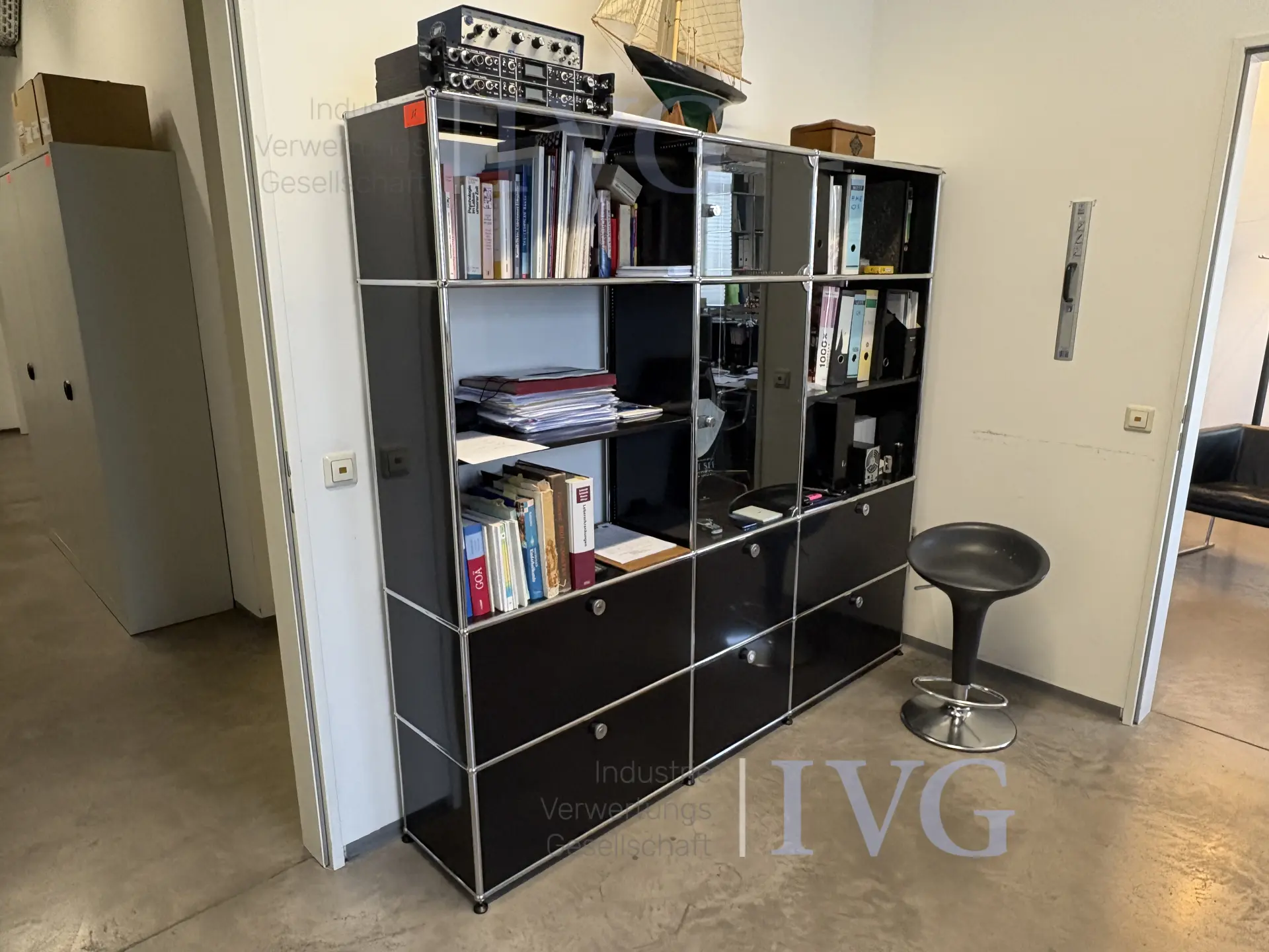 Boekkast (zwart) USM HALLER – foto 2 – kavel bij IVG, Reutlingen