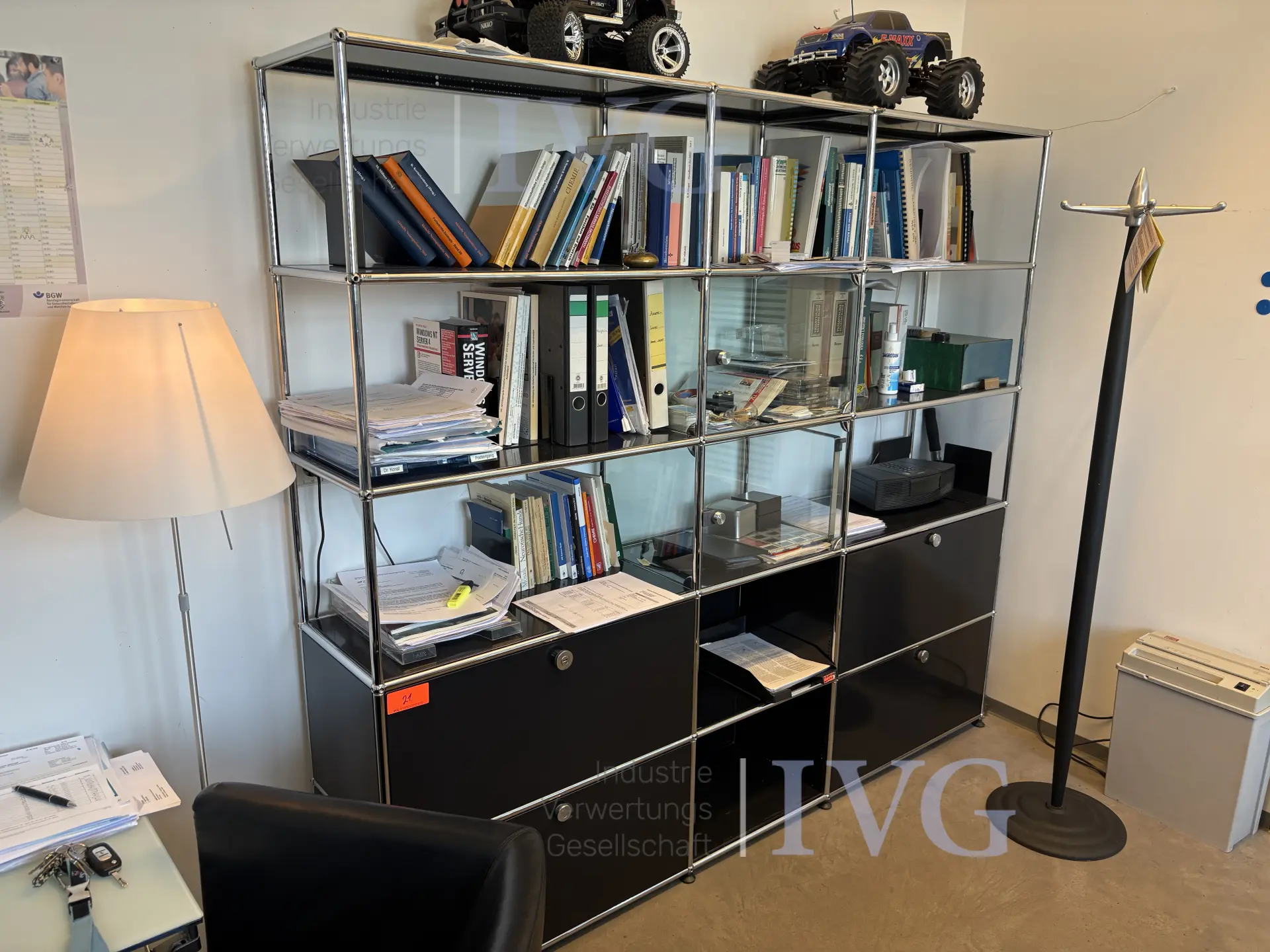 Boekkast (zwart) USM HALLER – foto 2 – kavel bij IVG, Reutlingen