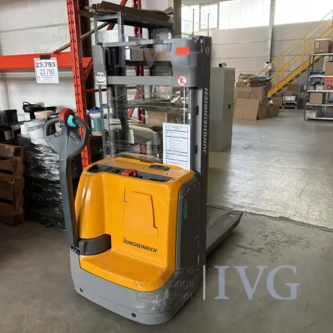 JUNGHEINRICH EJC 110 electric stacker truck