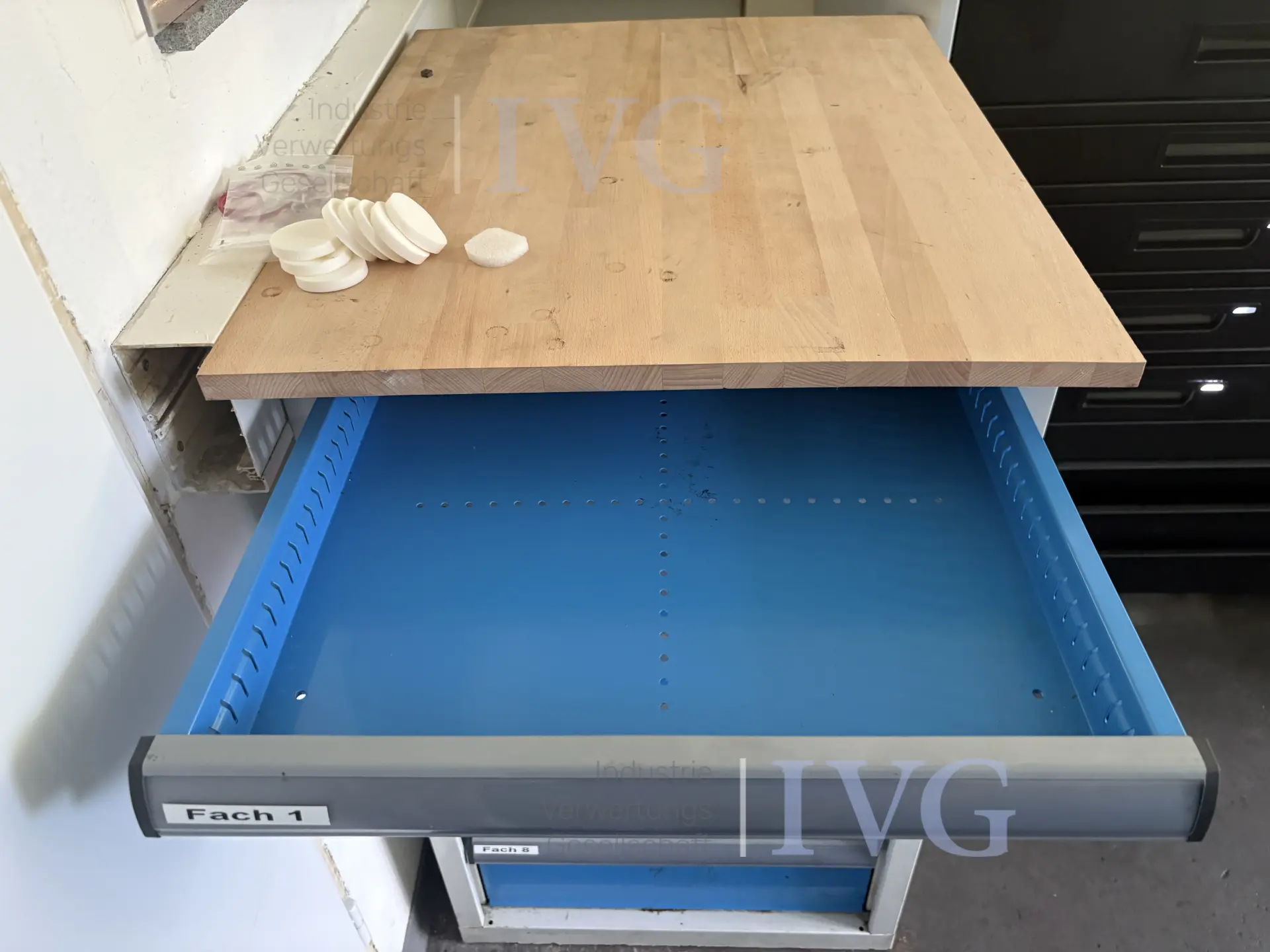 Stalen kast (blauw/grijs) – foto 2 – kavel bij IVG, Mahlstetten