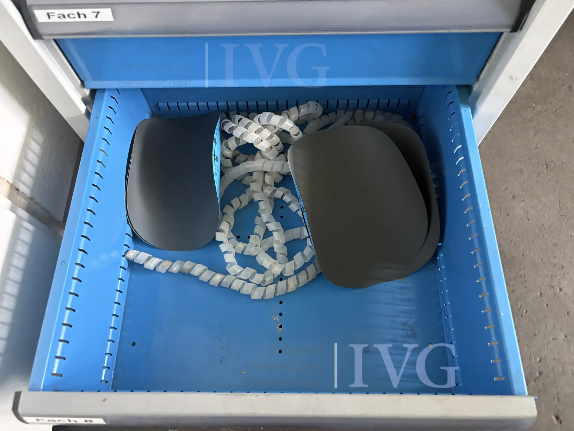Stalen kast (blauw/grijs) – foto 8 – kavel bij IVG, Mahlstetten