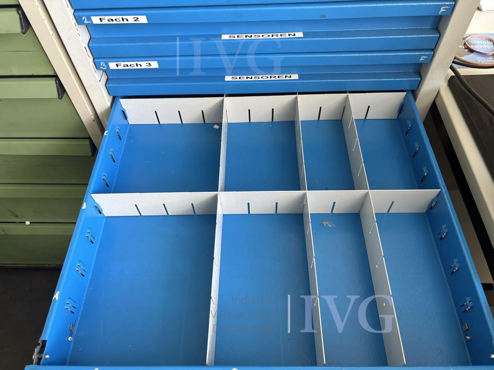 Stalen kast (grijs/blauw) – foto 3 – kavel bij IVG, Mahlstetten