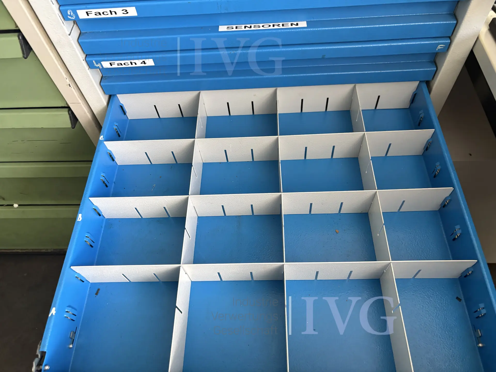 Stalen kast (grijs/blauw) – foto 4 – kavel bij IVG, Mahlstetten